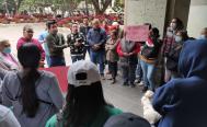 Vecinos de la colonia Aurora protestan frente al Palacio de Gobierno de Oaxaca; llevan 40 d&iacute;as sin agua