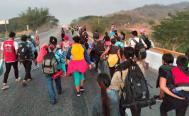 Entre enga&ntilde;os y acoso, caravana de 3 mil migrantes llega a Oaxaca; detienen a 18