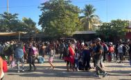 Impiden acceso de caravana migrante a Zanatepec, Oaxaca; los obligan a descansar en pante&oacute;n.