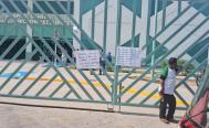 Mototaxistas toman accesos de hospital de Juchit&aacute;n para exigir indemnizaci&oacute;n justa para trabajadores de limpia