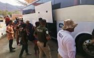 Al menos 200 migrantes que avanzaban por Oaxaca aceptan propuesta del INM para regularizar estancia.