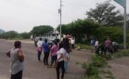 Docentes bloquean carretera 190 en Oaxaca para exigir entrega de apoyos para uniformes escolares