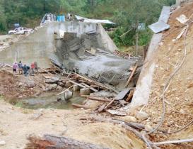 Colapsa puente en construcci&oacute;n en Tamazul&aacute;pam Mixe; gobierno de Oaxaca reporta 6 heridos.
