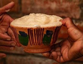 Pozonque, bebida espumosa de Talea de Castro y herencia de la Sierra Norte de Oaxaca