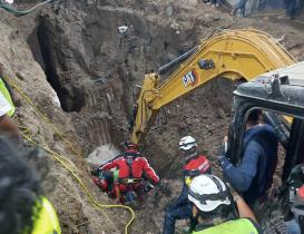 Mueren dos trabajadores sepultados bajo 6 metros de tierra en obra de drenaje en Tehuantepec, Oaxaca