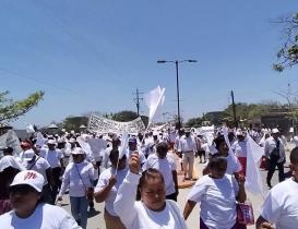 Marchan ikoots en Oaxaca por pacificaci&oacute;n de San Mateo del Mar; piden esclarecimiento de masacre de 2020