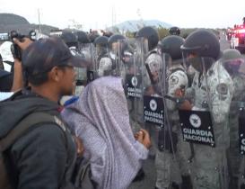 Entre empujones llegan 3 mil de Viacrucis del Migrante y se instalan en Juchit&aacute;n; GN busc&oacute; impedir que sigan por Oaxaca
