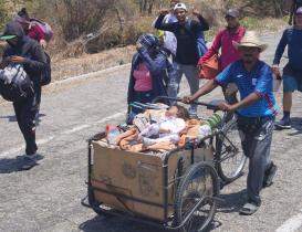 &ldquo;Migrar es sobrevivir&rdquo;: Al menos 500 ni&ntilde;as y ni&ntilde;os cruzan a pie por Oaxaca en Viacrucis del Migrante