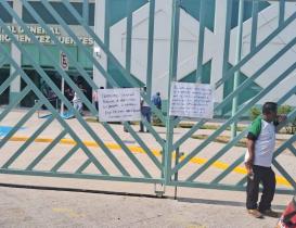 Mototaxistas toman accesos de hospital de Juchit&aacute;n para exigir indemnizaci&oacute;n justa para trabajadores de limpia