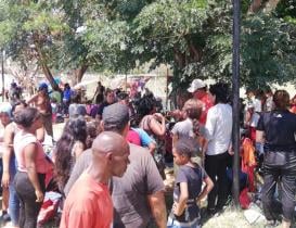 Caravana de 500 migrantes llega por sorpresa a Oaxaca; descansan en Mat&iacute;as Romero
