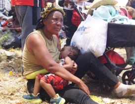 Cientos de mujeres migrantes &ldquo;celebran&rdquo; el D&iacute;a de las Madres caminando bajo el sol ardiente de Oaxaca 