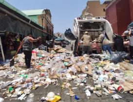 Sindicato de limpia se va a paro de labores: basura se acumula en mercados y calles de la ciudad de Oaxaca