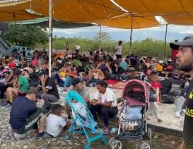 Pese a fuertes vientos, avanza caravana de miles de migrantes en el Istmo de Oaxaca; piden seguridad