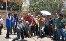 Pobladores y transportistas de La Raya confrontan a maestros del SNTE que bloquean aeropuerto de Oaxaca