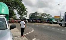 Con bloqueo a carretera Transístmica, pobladores logran que CFE reconecte la luz en Guichicovi, Oaxaca