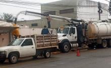 Tras inundaciones, desazolvan red de drenaje del Hospital de la Niñez en Oaxaca 