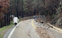 Deslaves dejan incomunicada a la Sierra Juárez en Oaxaca; lodo y piedras obstruyen circulación 