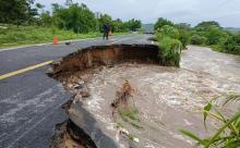 Alertan en la Costa de Oaxaca por desborde del río Verde; incomunicadas localidades de Jamiltepec