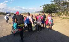 Se dispersan cientos de migrantes de caravana 17 en territorio de Oaxaca; se aproximan dos más