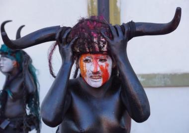 Regresan diablos del carnaval a la capital y protestan contra feminicidios