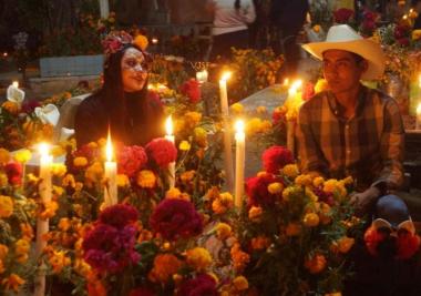 Con veladas de familias a sus difuntos, en Oaxaca panteones de Xoxo y Atzompa se llenan de luz y color