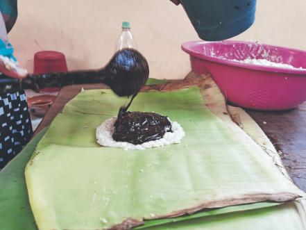 Tamales de mole negro, los infaltables en los rituales zapotecas del Xandu'  en Juchitán, Oaxaca | Oaxaca